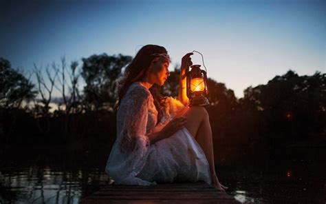  Woman Holding a Lamp의 신비로운 밤과 인간 본성에 대한 고찰!